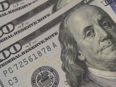 Dólar fecha julho em queda de 1,81%; Ibovespa sobe 3,47% no mês