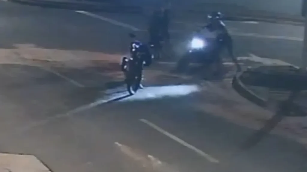 Moto furtada por dupla que cercou jovem nas Moreninhas é filmada