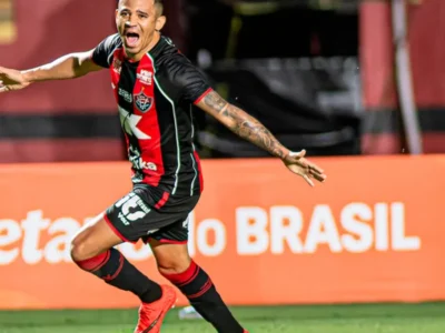 Vitória goleia Athletico-PR, reverte placar e avança na Copa do Brasil