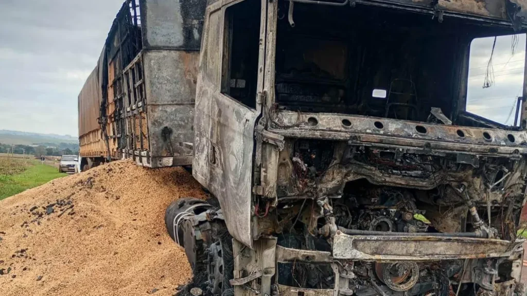 Carreta com soja explode em rodovia de MS e motorista sai ileso