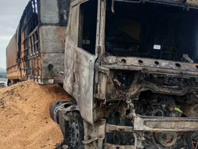 Carreta com soja explode em rodovia de MS e motorista sai ileso