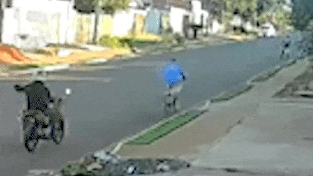 Motociclista que se filmava atropela idoso e é flagrado por câmera