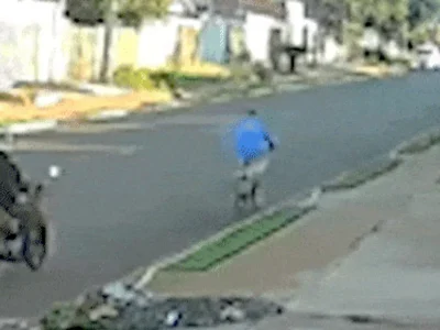 Motociclista que se filmava atropela idoso e é flagrado por câmera