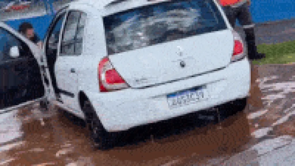 Kwid atola, alaga e motorista perde dia de trabalho em Campo Grande