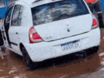 Kwid atola, alaga e motorista perde dia de trabalho em Campo Grande