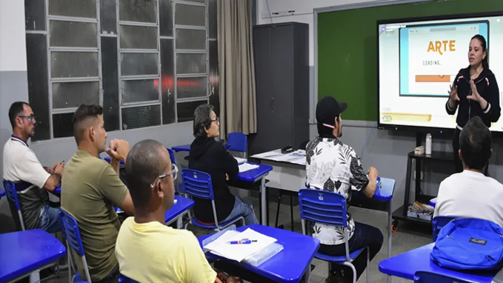 Trabalhadores voltam à escola em busca de novas oportunidades na indústria