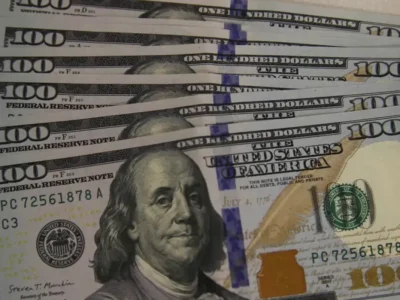 Dólar sobe a R$ 5,19 com saída de estrangeiros e atinge R$ 11,93 bi