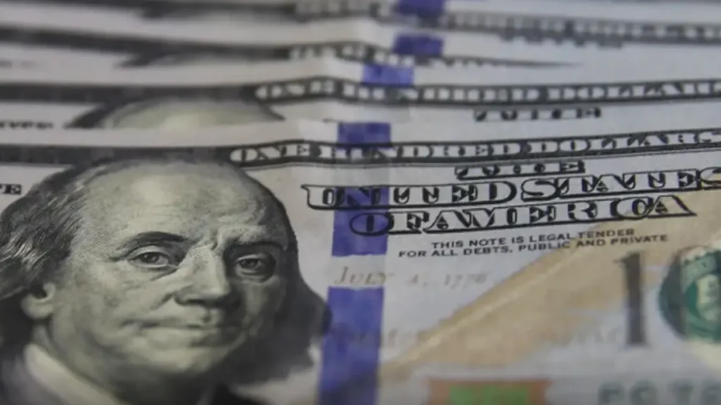 Dólar sobe a R$ 5,21 e tem maior alta semanal desde maio